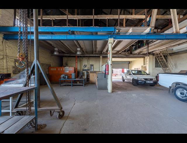 1,140M² BUILDING FOR SALE IN CITY & SUBURBAN
